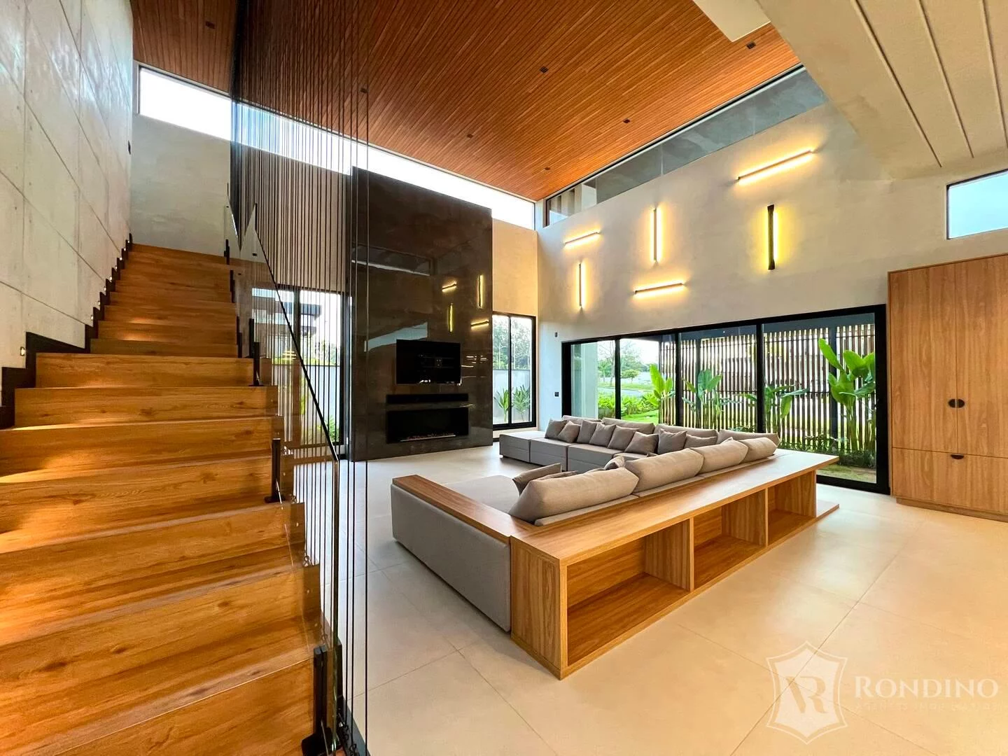 Imagem Casa sobrado em condomínio, 04 suítes, varanda gourmet, piscina