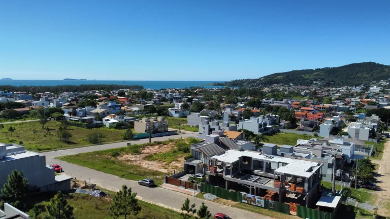 Imagem Oportunidade: Casa Alto Padrão à Venda no Bairro Ferraz em Garopaba-SC com Vista Mar!