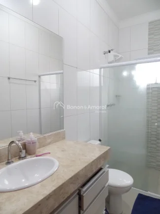 Imagem Excelente casa em condomínio, térrea e com terreno diferenciado (342 m²). 
Muito bem construída ...