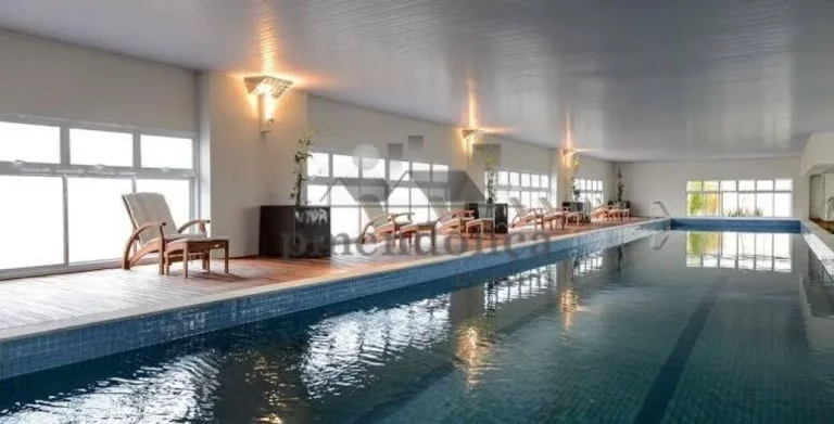 Imagem Apartamento em andar alto, com excelente vista, varanda envidraçada, living para 02 ambientes, 03 d...