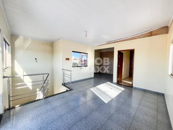 Imagem Descubra o conforto e a praticidade de viver em uma casa espaçosa à venda em Samambaia Sul, com 279m² de área útil. Este imóvel conta com 3 dormitórios, sendo 1 suíte, além de 3 banheiros, proporci