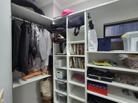 Imagem Oportunidade Única! Casa Sobreposta Baixa, Isolada, 3 Suítes e Localização Privilegiada!