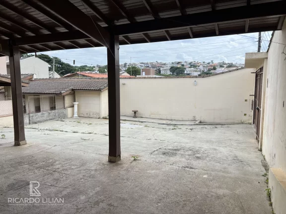 Imagem Casa com um dormitório, sala, cozinha, banheiro, churrasqueira e canil com vários boxes