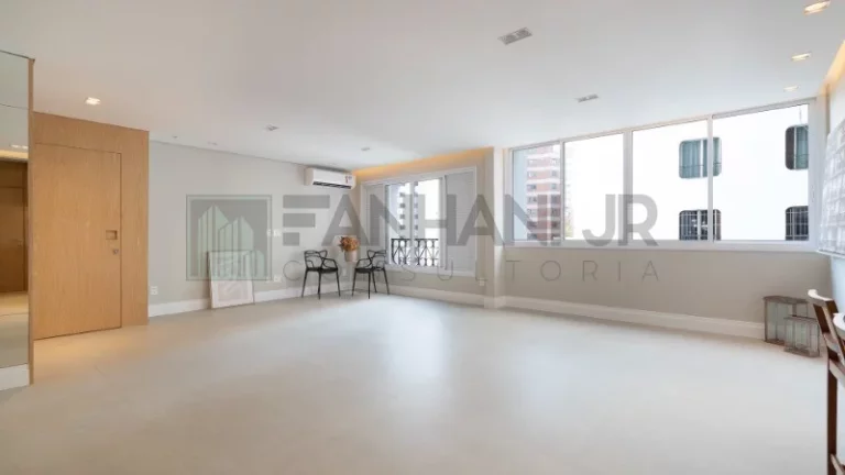 Imagem Venha se encantar com este apartamento de 130m² totalmente reformado, localizado no coração da Vila Nova Conceição. Com 2 quartos, sendo 1 suíte, es