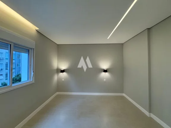Imagem Apartamento reformado à venda com 3 suítes, na quadra da praia no bairro do Gonzaga em Santos/SP