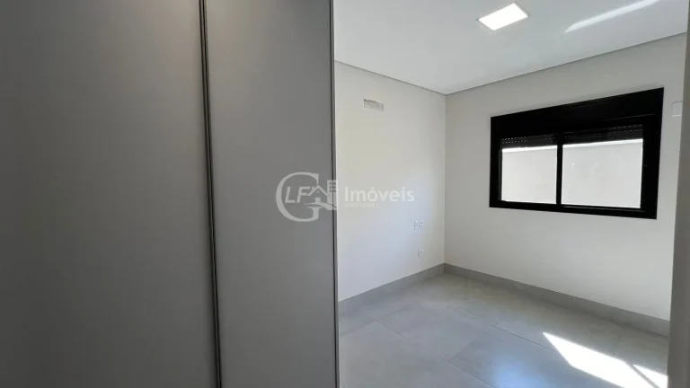 Imagem Impecável Casa em Condomínio à Venda em Alphaville Campo Grande 3, Campo Grande-MS: 3 Quartos, 3 Suítes, 3 Salas, 1 Banheiro, 4 Vagas, 180,38 m²!
