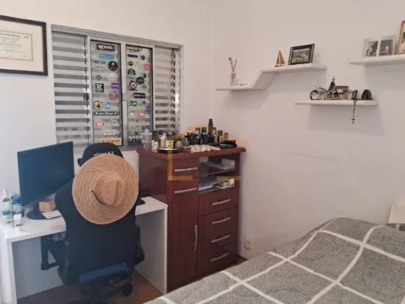 Imagem TERRENO COM 2 CASAS À VENDA.
Casa 1: 3 dormitórios, sendo 1 suíte com hidromassagem, 3 salas, coz...
