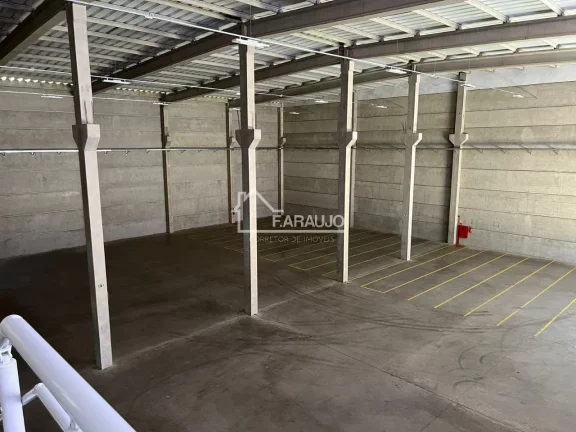 Imagem Galpão (Padrão TRIPLE A) para locação e área construida de 2.082m²; Piso Livre: 1.500m²; Administrativo: 318m².
