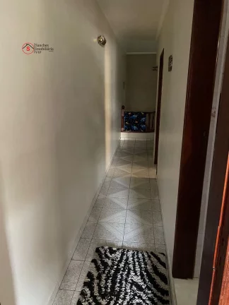 Imagem Excelente sobrado, 220 metros, 3 dormitórios, 3 vagas cobertas, portão automático, quintal com churrasqueira, rua larga e tranquila.