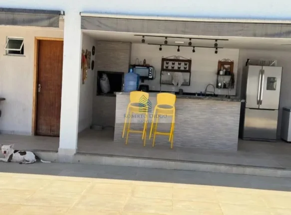 Imagem Casa à venda em Maricá-RJ: 2 quartos, 1 sala, 3 banheiros, 5 vagas de garagem, 141 m² no Jardim Atlântico Leste. Venha conferir!