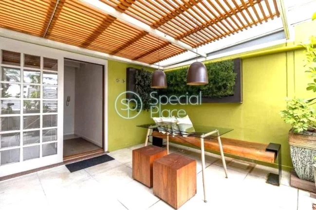 Imagem Cobertura reformadíssima com 155m² em Perdizes. Primeiro piso - sala para dois ambientes com sacad...