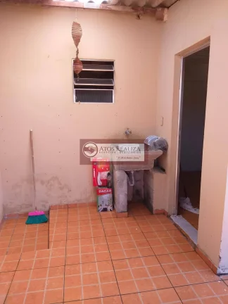 Imagem Vendo Oportunidade no Jardim Fraternidade. Casa Terreno, com 200m2 de área Total, o imóvel conta com, 3 dormitórios, sendo 1 Suíte, 2 vagas de Garagem, Edícula de 3 cômodos, Lavanderia, Aceita Financiamento, aceita Permuta. Valor de Oportunidade R$ 530K, 