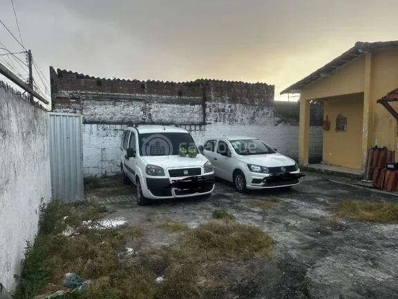 Imagem Casa Antiga com Potencial no Conjunto Ponta Negra