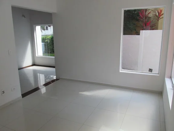 Imagem Casa no Res. Alpha 6 - 310m²