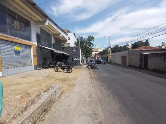 Imagem Loja-de-esquina-em-frente-ao-ponto-de-onibus-principal-rua-bairro-ouro-preto-ufmg