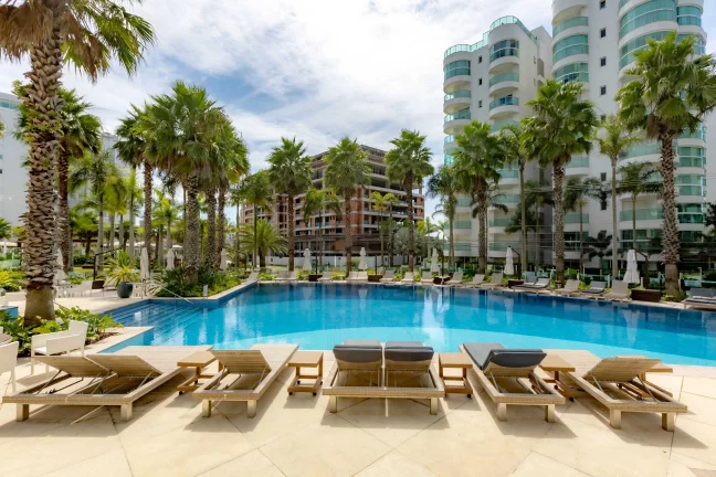 Imagem Apartamento mobiliado com área de lazer completa! 3 suítes e 3 vagas na Praia Brava em Itajaí