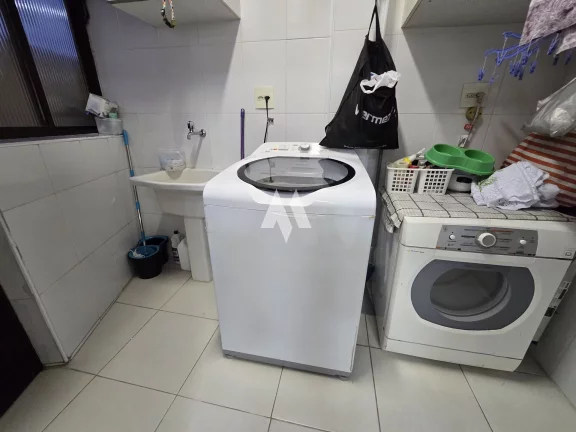Imagem Oportunidade Única! Casa Sobreposta Baixa, Isolada, 3 Suítes e Localização Privilegiada!
