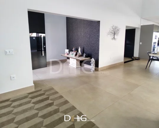Imagem Casa de alto padrão térrea com 03 suítes, com ar condicionado, suíte master conta com closet, banheiro já com duas cubas e dois chuveiros;