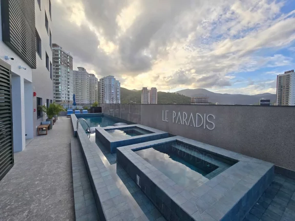 Imagem Apartamento vista mar com 3 suítes e 3 vagas de garagem no Centro de Itapema