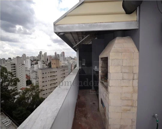 Imagem Cobertura duplex, ampla, bem distribuída com piso de tacos, armários embutidos, gabinete nos banhe...