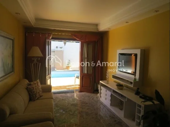 Imagem Linda residência em condomínio fechado de alto padrão, com ambientes amplos e aconchegantes. O im...
