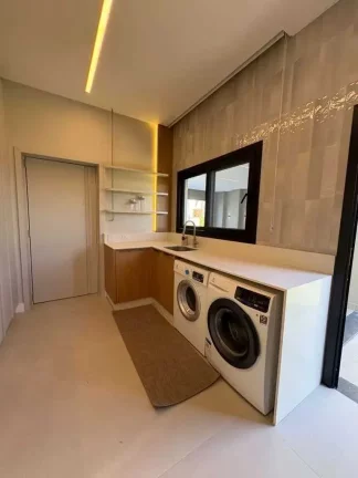 Imagem Casa alto padrão em condomínio fechado, 4 suítes sendo 1 master e 4 vagas, em Camboriú/SC