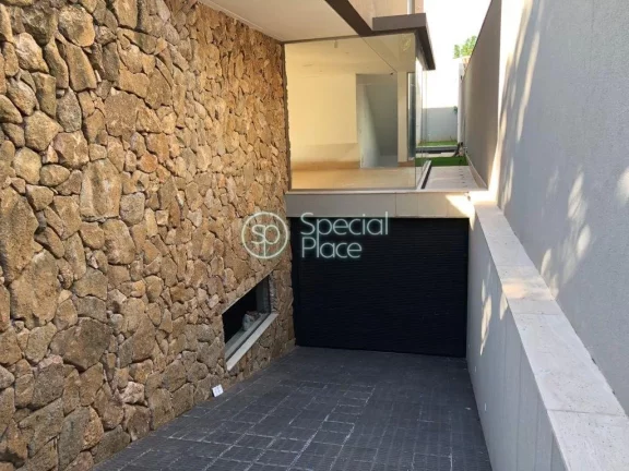 Imagem Casa com projeto moderno da A1 Arquitetura, da Alessandra Pires, e paisagismo de Marcelo Bellotto. U...