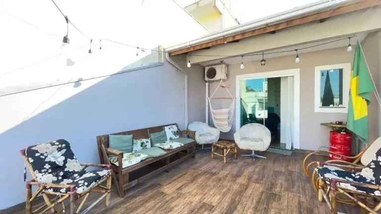 Imagem Sobrado com 2 dormitórios e 1 vaga de garagem com terraço e churrasqueira em Balneário Camboriú