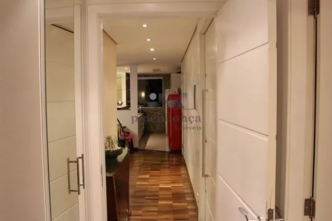 Imagem Belíssimo apartamento em andar alto, sendo 1 por andar, recém reformado com fino acabamento. Bem a...