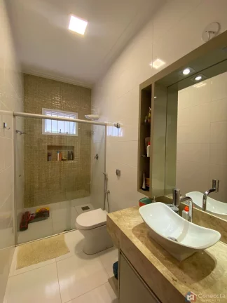 Imagem Linda Casa à Venda no Bairro Limoeiro, Patos de Minas - 3 Dormitórios, Varanda Gourmet e Mais!