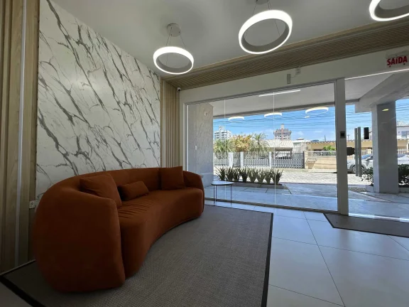 Imagem Apartamento mobiliado com 3 dormitórios e 2 vagas de garagem em Navegantes/SC