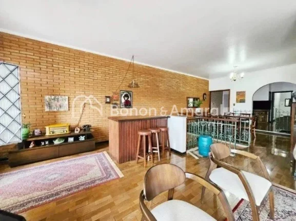 Imagem Casa bem localizada, em avenida consolidada, rodeada por clínicas, comércio, escritórios e estaci...
