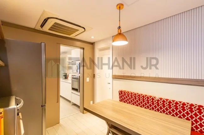 Imagem Com 273 m² de pura sofisticação, este imóvel conta com 4 quartos e 5 banheiros, sendo 4 suítes, incluindo uma suíte master com banheira e closet. Loc