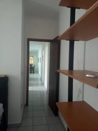 Imagem Casa, 3 dormitorios sendo 2 suites, sala e cozinha em espaço integrado, cozinha com movéis planejados, espaço gourmet com churrasqueira, 70 metros da praia. Orla da Praia com coclivia playground e monitoramento. Agende sua visita! WhatssApp (13) 99154-395