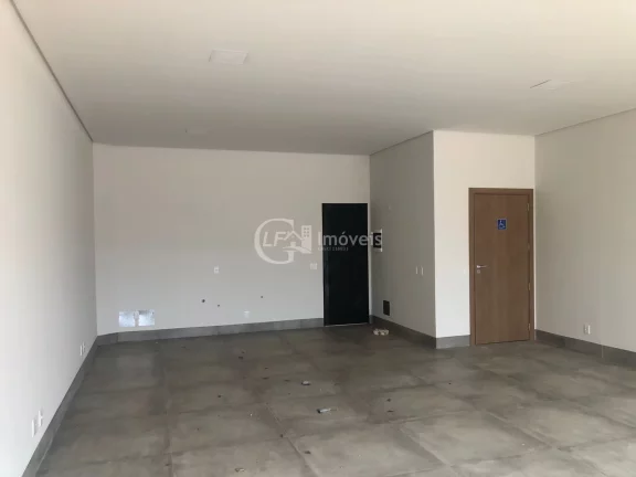 Imagem Salão Comercial para Locação em Campo Grande-MS, Bairro Carandá Bosque: 1 Sala, 1 Banheiro, 2 Vagas de Garagem, 56,41 m² de Área.