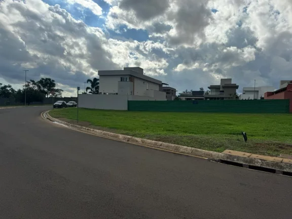 Imagem TERRENO Á VENDA NO CONDOMINIO NO PIEMONTE DE ESQUINA EM RUA TOTALMENTE PLANA (PARTE MAIS VALORIZADA DO CONDOMINIO) COM VIZINHOS JA FORMADOS!