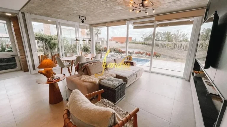 Imagem Casa térrea com 3 suítes e beira de lago com piscina