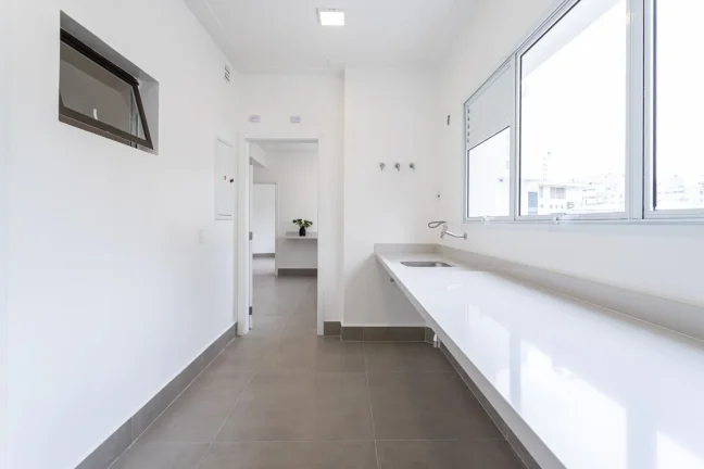 Imagem Apartamento 306M² Reformado, 4Q, 3 Suítes, 2 Salas, 3 Banheiros, 4 Vagas, Lavabo, Varanda, Piscina, Academia, Churrasqueira, Salão de Festas e Jogos.
