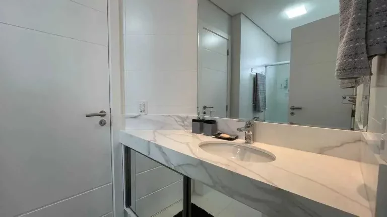 Imagem Apartamento mobiliado com 2 suítes, 2 demi-suítes e 3 vagas de garagem em Balneário Camboriú