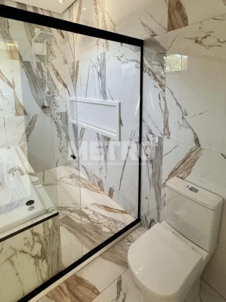 Imagem Casa à venda no Alphaville com três suítes, gourmet com piscina e churrasqueira