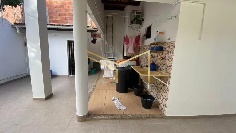 Imagem Casa ideal, para uma familia com dois filhos, ou mais, que gosta de espaço e conforto. Localizada próximo a comércios.
