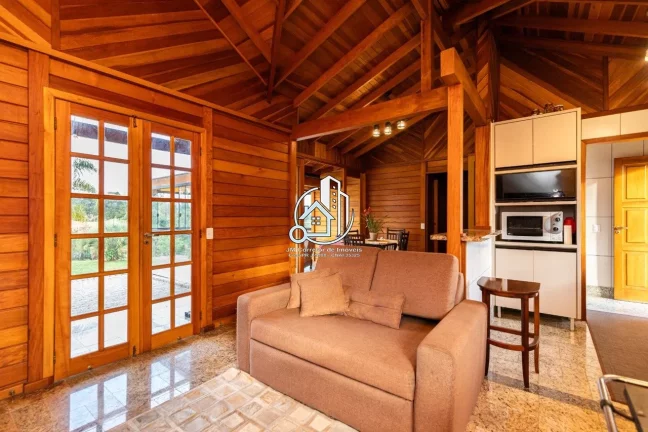 Imagem Casa de Madeira em Garapeira | 200m² | 2 Quartos (1 Suíte) | Terreno 3.561m² | Condomínio Fechad...
