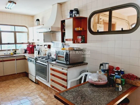 Imagem Este amplo apartamento de 211m², com planta inteligente e ocupando um andar inteiro, está situado ...