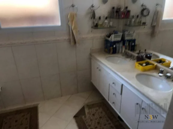 Imagem Sobrado à venda em Alphaville Barueri SP com 5 suítes, 4 vagas de garagem, piscina e 480m².