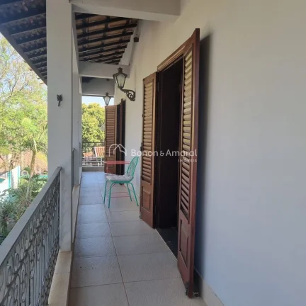 Imagem Encantadora casa em estilo colonial, do tipo sobrado, que une conforto, espaço e charme em cada det...