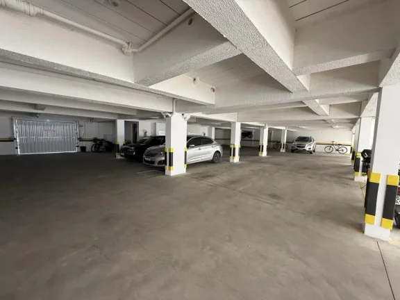 Imagem Adriano Carpes vende apartamento, com 02 quartos, sendo 01 suíte, mobiliado em excelente localização na praia de Gravatá na cidade Navegantes, Santa Catarina próximo ao parque Beto Carrero.