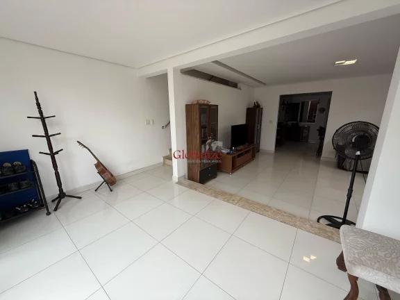 Imagem Oportunidade Sobrado à Venda com 3 dormitórios e 2 vagas no bairro da Encruzilhada em Santos por R$ 850 mil