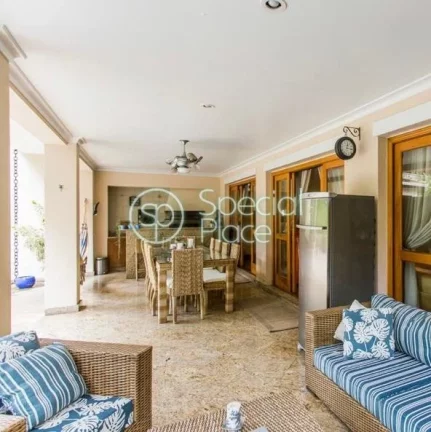 Imagem Clean e espaçosa.! Sala Estar voltada para Jardim com Piscina e Churrasqueira. 5 Dormitórios, send...