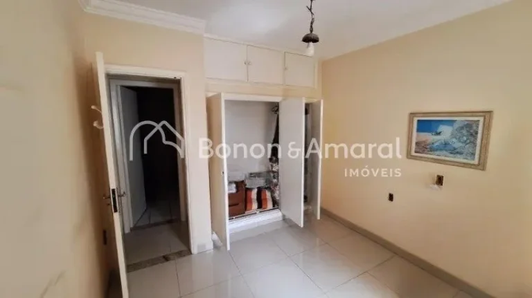 Imagem Casa térrea à venda no Parque Taquaral. O imóvel conta com 3 quartos, 2 banheiros, sala, copa, co...