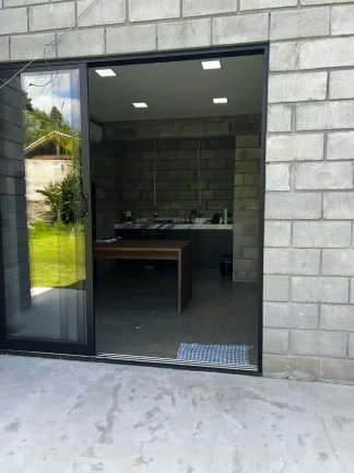 Imagem Impecável Casa de 3 Quartos em Condomínio no Bosque dos Eucaliptos, Araçoiaba da Serra-SP - 221m² de Pura Elegância!